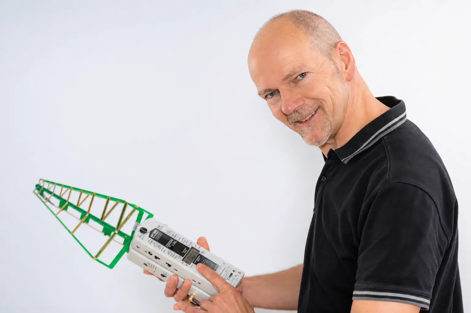 Ralf Holtrup bei der Messung elektromagnetischer Felder mit einem professionellen Messgerät