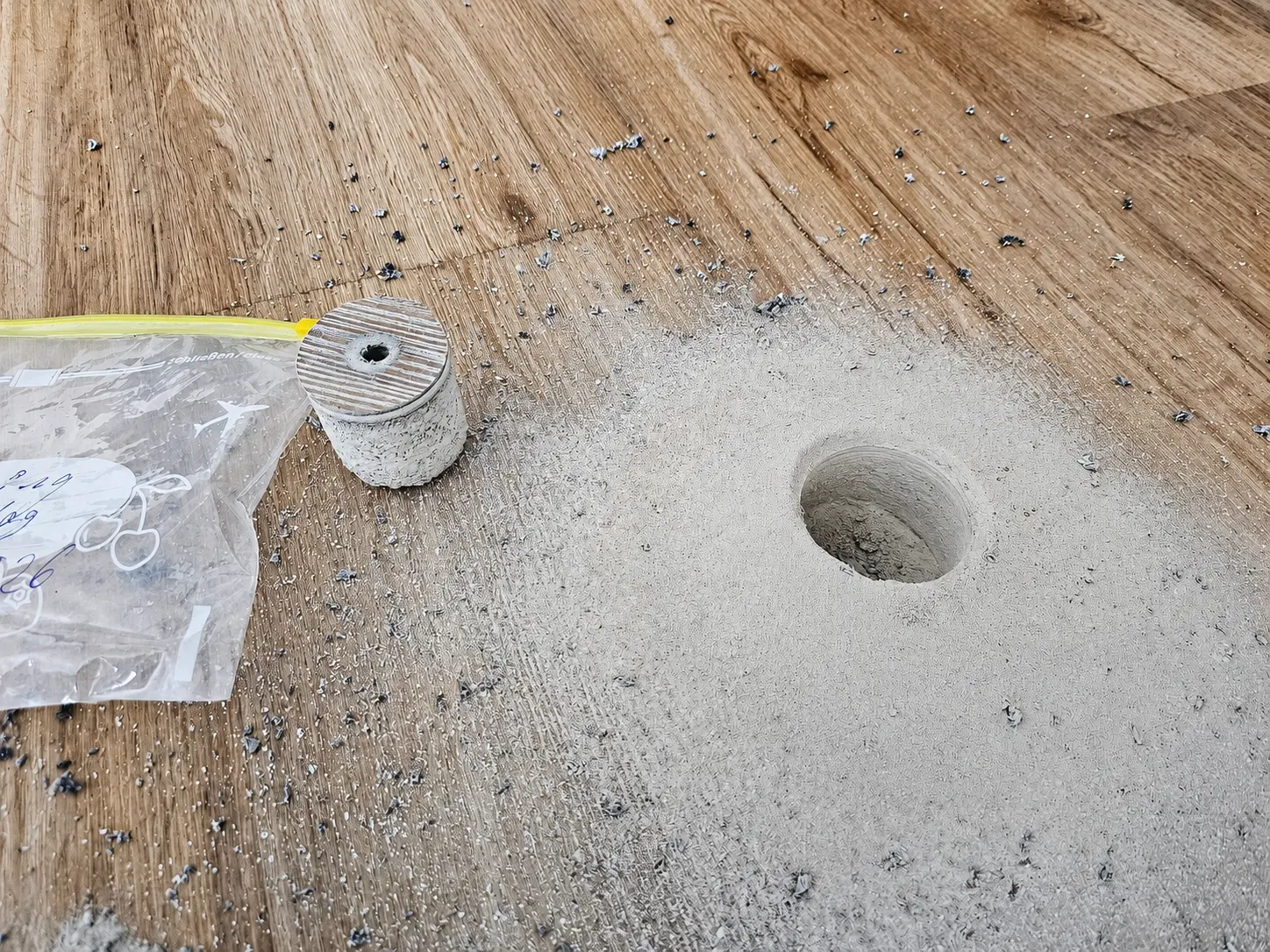 Fachgerecht vorbereitete Materialprobenahme aus einem älteren Bodenaufbau