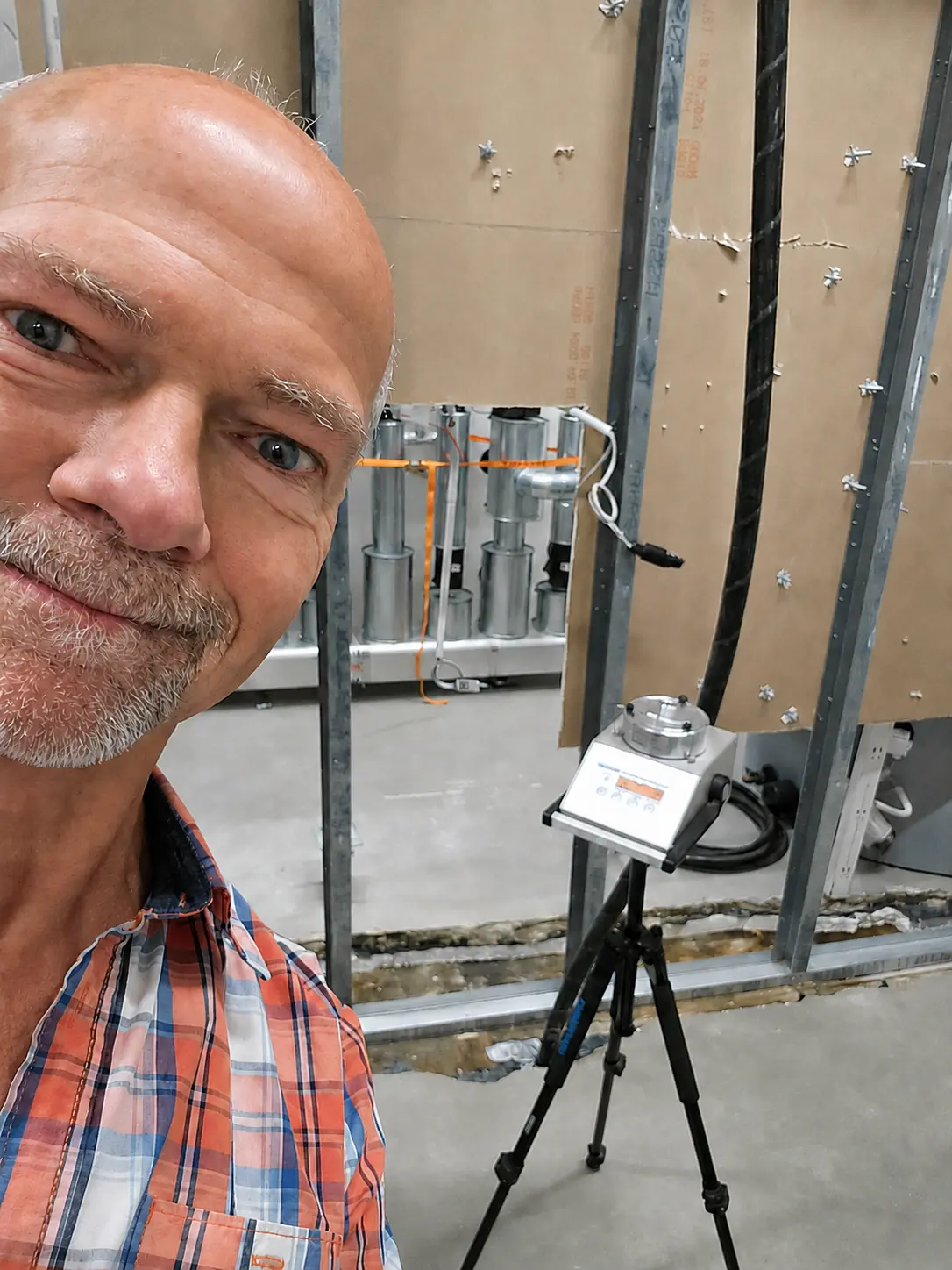 Ralf Holtrup bei einer baubiologischen Messung im technischen Gebäudeausbau